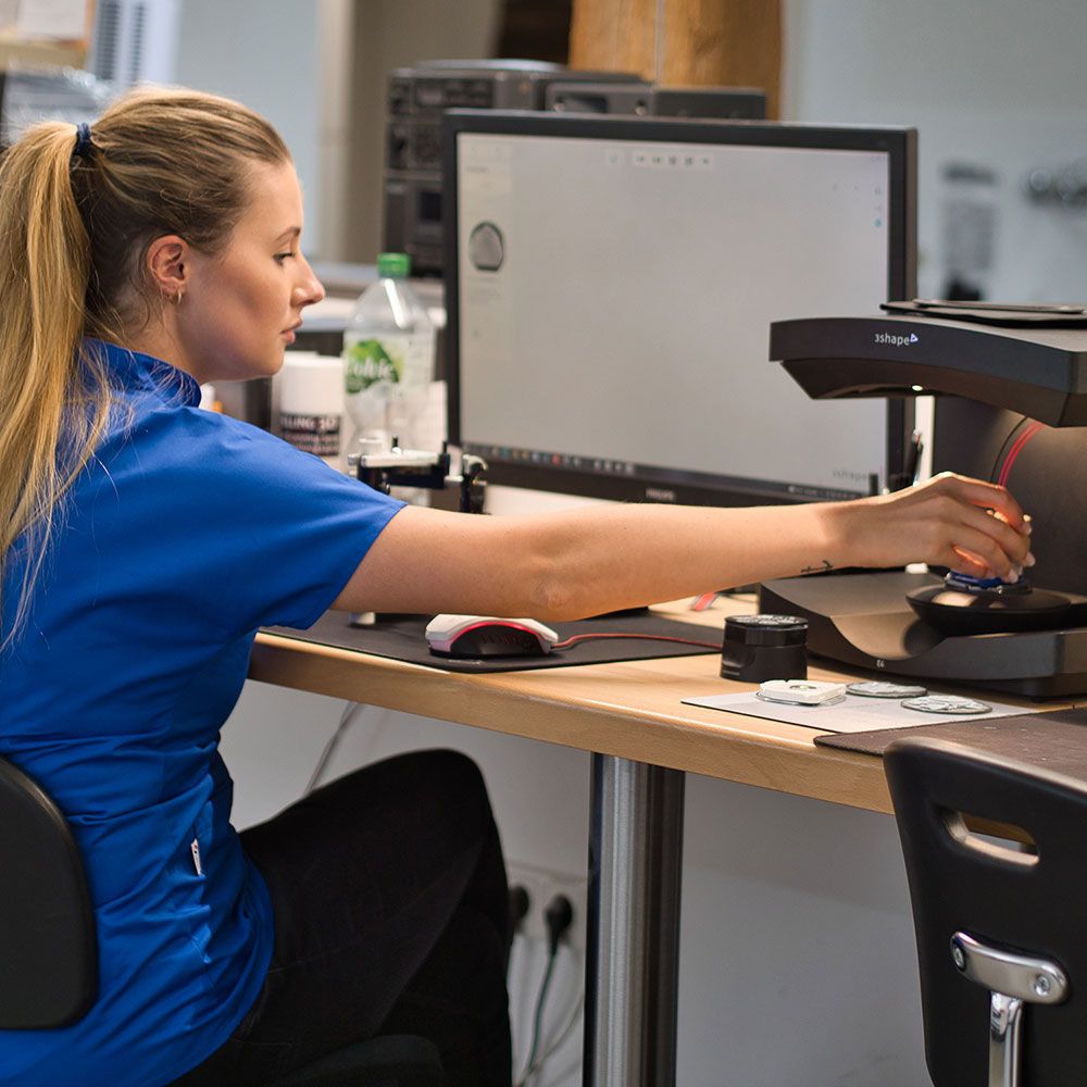 Eine Mitarbeiterin bei der Arbeit an Implantaten