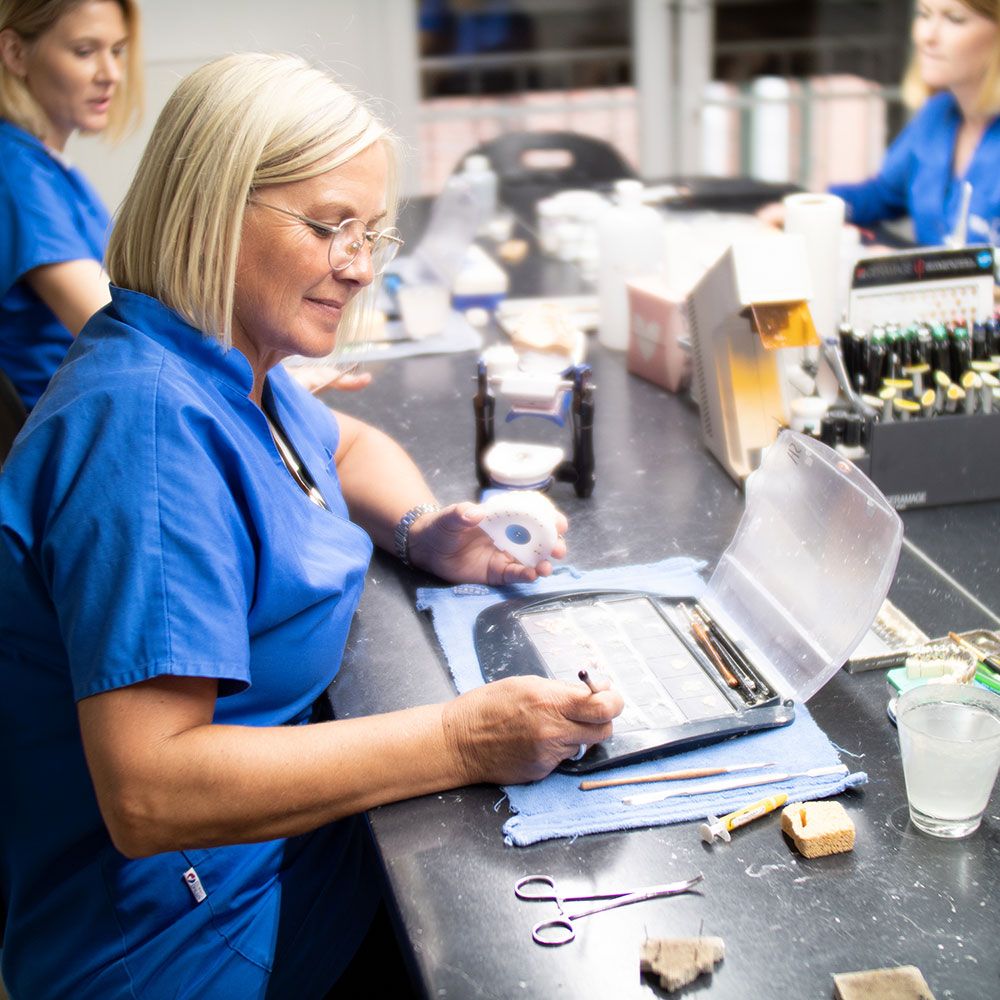 Zwei Mitarbeiterinnen bei der Arbeit