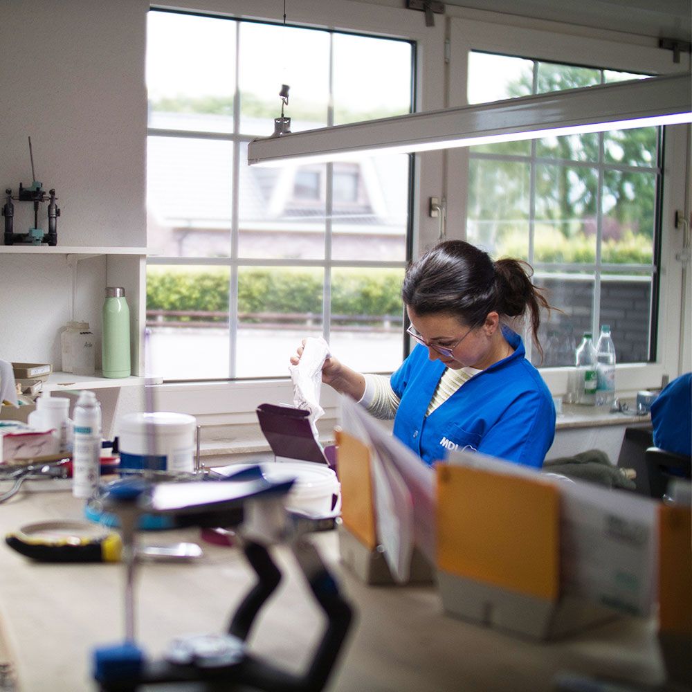 Eine Mitarbeiterin bei der Herstellung einer Prothese